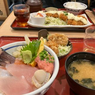 日替わり海鮮丼+唐揚げセット(築地食堂源ちゃん　神保町店)