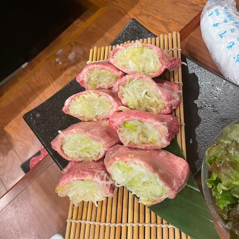 厚切り牛タン塩ネギ包み焼き(焼肉ホルモン 山水縁 虎ノ門本店)