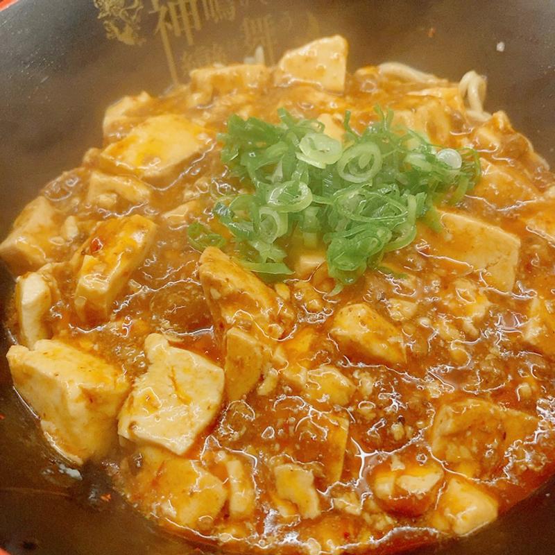 汁無し麻婆麺（パクチー、生卵黄トッピング）(神鳴りて鸞は舞う)