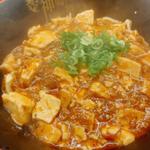 汁無し麻婆麺（パクチー、生卵黄トッピング）