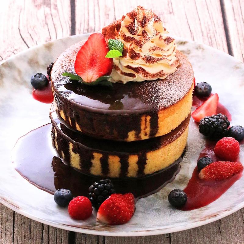 苺とミックスベリーのティラミス風パンケーキ(MARFA CAFÉ)