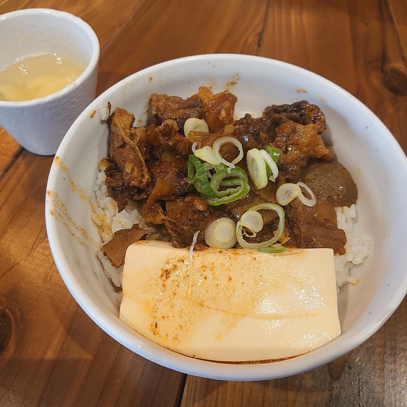 牛すじ肉めし大(煮込み伝次)