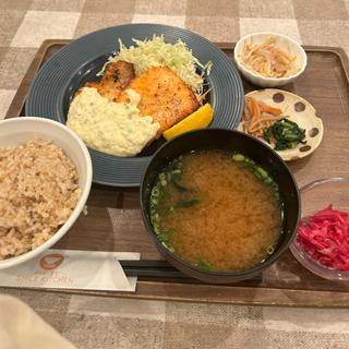 栄養バランス定食 ~鮭の香草チーズパン粉焼き 自家製タルタル~