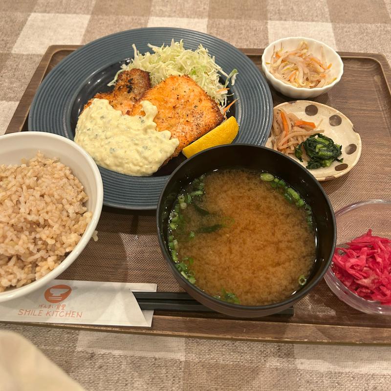 栄養バランス定食 ~鮭の香草チーズパン粉焼き 自家製タルタル~(げんまい食堂　SMILE KITCHEN)