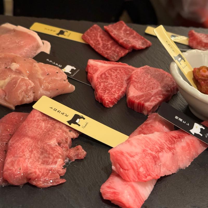 コース料理とカルビ盛合せ(熟成和牛焼肉 エイジング・ビーフ TOKYO新宿三丁目店)