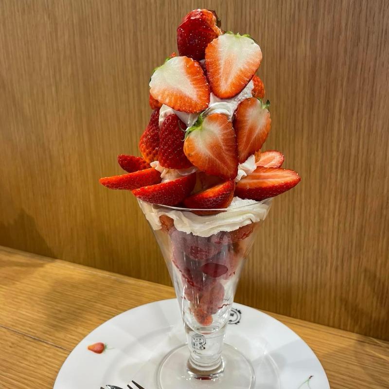 いちごパフェ(果実園リーベル CIAL横浜店)