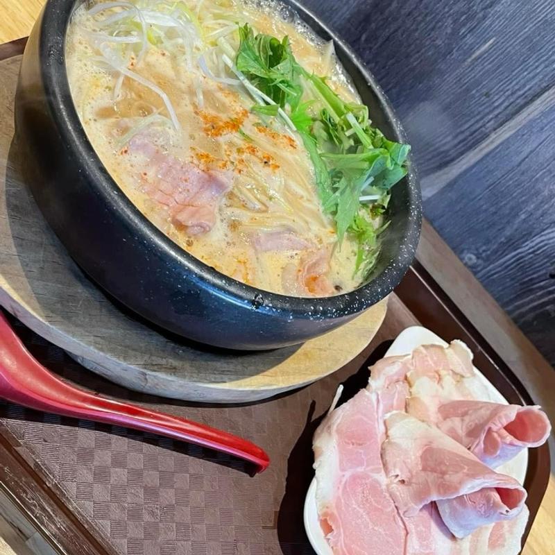 牛もつ石焼和風チゲラーメン レアチャーシュー(麺のようじ)