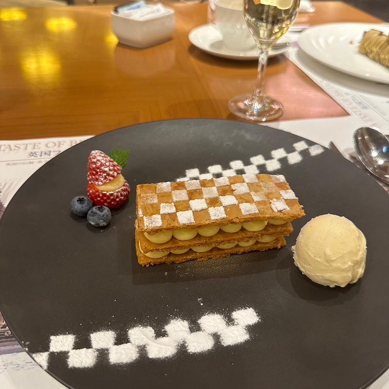 ミルフィーユ　アイス添え(ブフェ＆ラウンジ ザ パーク)