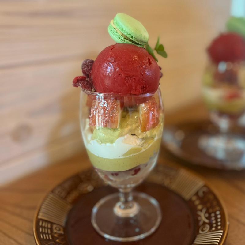 季節のデザート（ラズベリーとピスタチオパフェ）(カフェドミーミ（Café de mimi）)