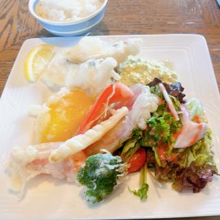 本日の魚と季節野菜の米粉フリッ トハーブタルタルソースw/ライ(京都モダンテラス )