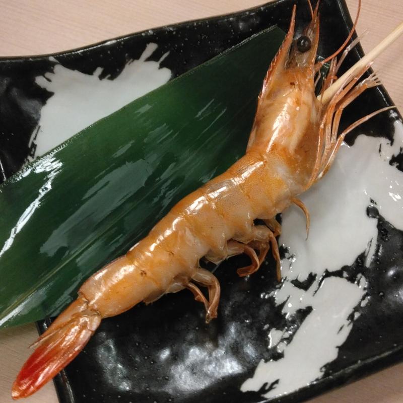 殻のまま食べられる天使の海老串(炉端とおでん 呼炉凪来 仙台駅前店)