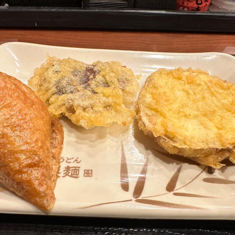 肉厚椎茸天とさつまいも天とおいなりさん(丸亀製麺 宇都宮インターパーク店 )