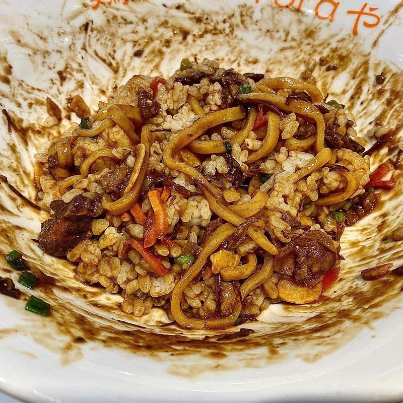 八丁味噌と赤ワインの牛すじサルベージまぜSoba 中ごはん(鶏Soba Toraや)