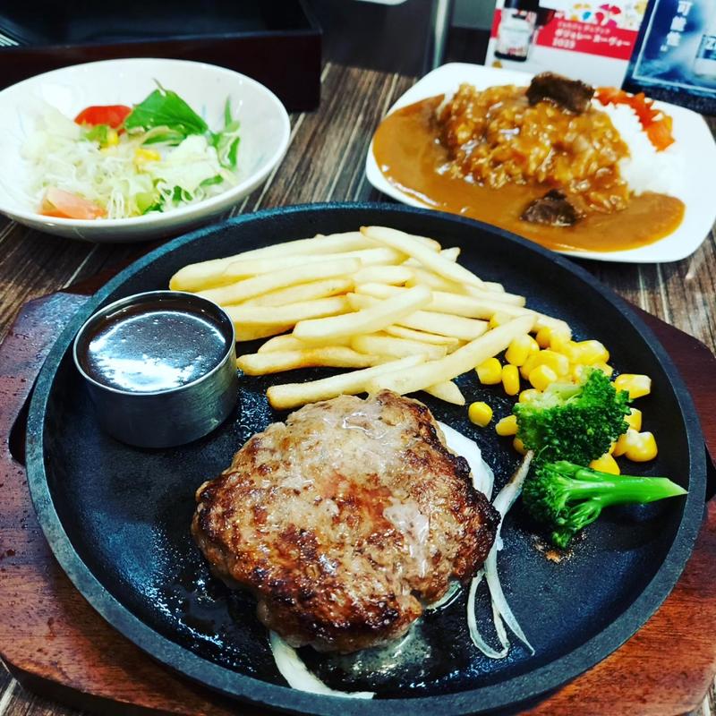 和牛と国産豚のハンバーグ120g ランチセット(ライス、カレー食べ放題とミニサラダ付)(JOHNNY 'S DINER)