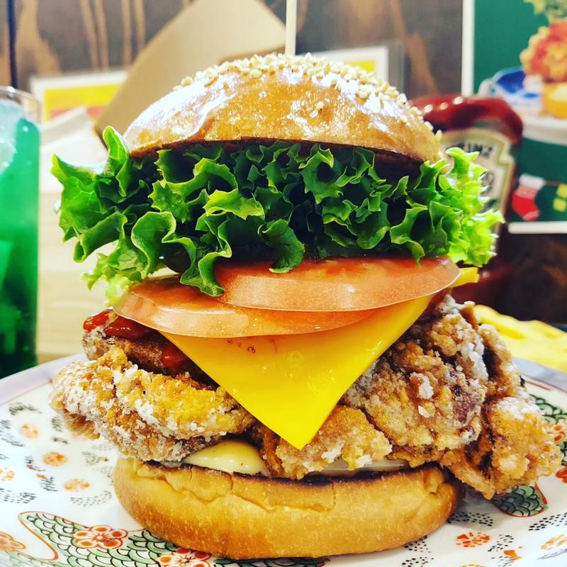 ヤンニョム風フライドチキンチーズバーガー(ハンバーガーのオクノ)