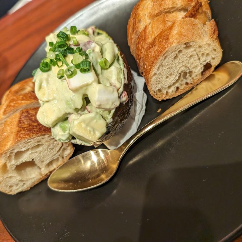 アボカドとタコのタルタル(ワインバー古越)