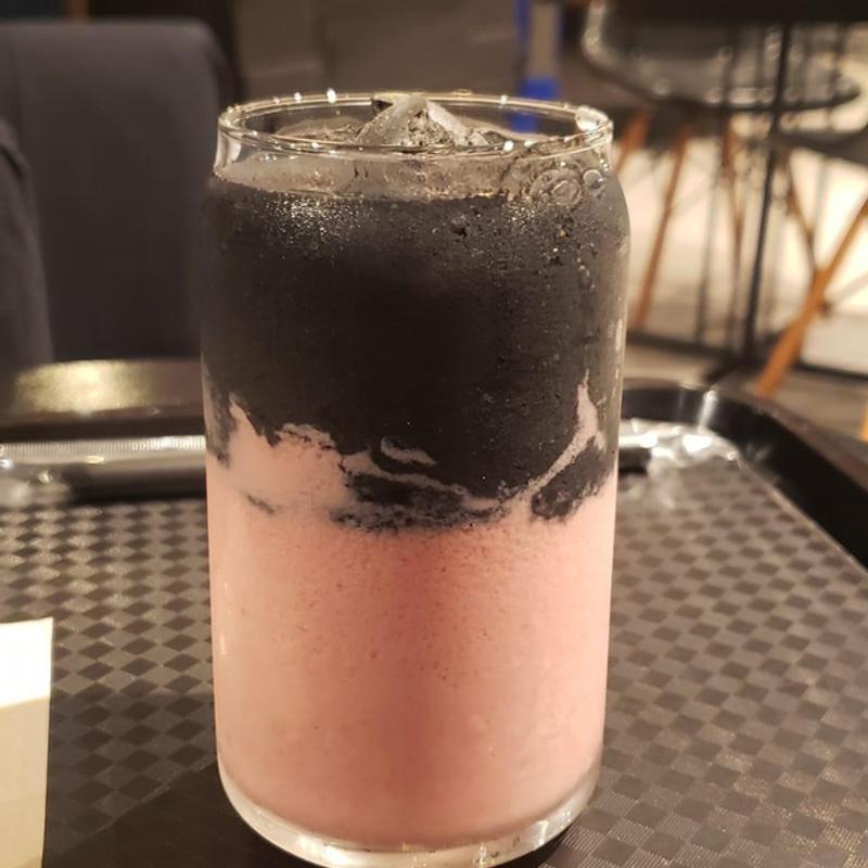 ソイヨーグルト竹炭シェイクいちご(cozy-cafe DAIN (ダイン) navic,co.ltd)