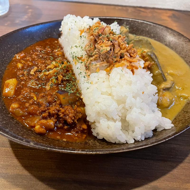 牡蠣と茄子のカレーとキーマカレー合いがけ(珈琲とロゴデザイン)