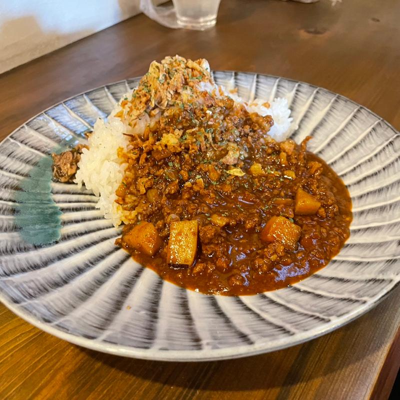 キーマカレー(珈琲とロゴデザイン)