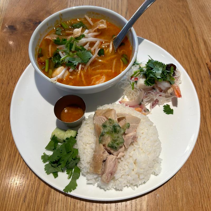 1400ランチ　カオマンガイ＋トムヤム＋ヤムウンセン(マンゴツリーカフェ新宿)