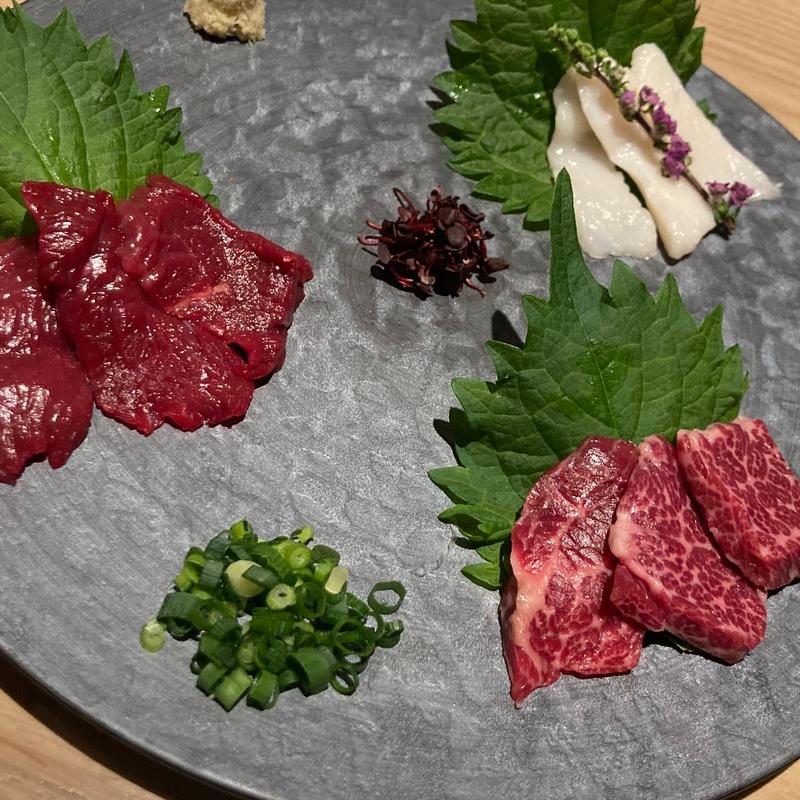 生馬刺し三種盛り（ハーフ）(博多 牛もつ鍋 なの川 恵比寿 代官山店)