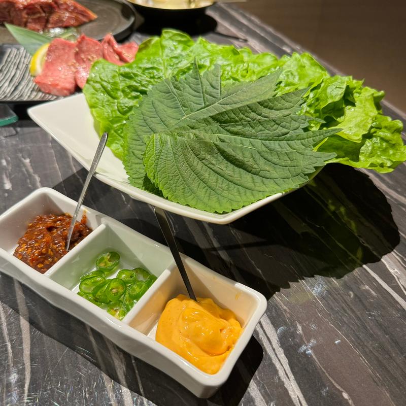 ゴマの葉とサンチュのセット(焼肉SEJONG 栄店 | 焼肉セジョン)