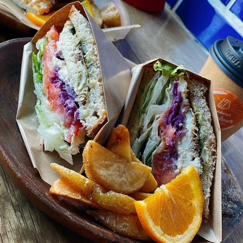 秋田県産いぶりがっこのポテトサラダと焼き鯖サンド(サンドイッチパーラー47)