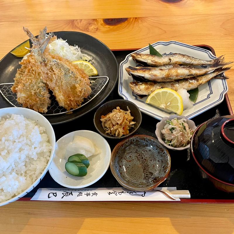 イワシ丸干し焼きとアジフライ定食(食事処 辰巳 )