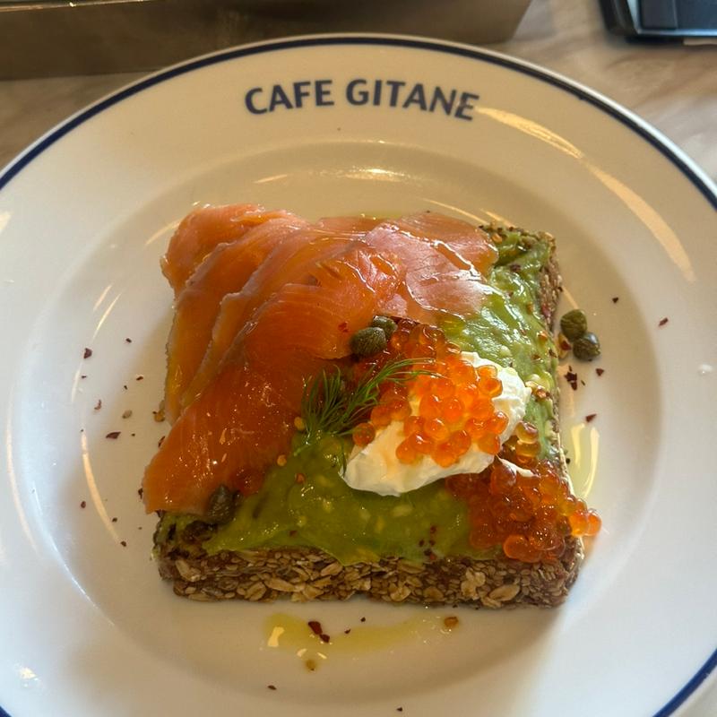 アボカドトースト スモークサーモンとイクラ サワークリーム(CAFE GITANE )