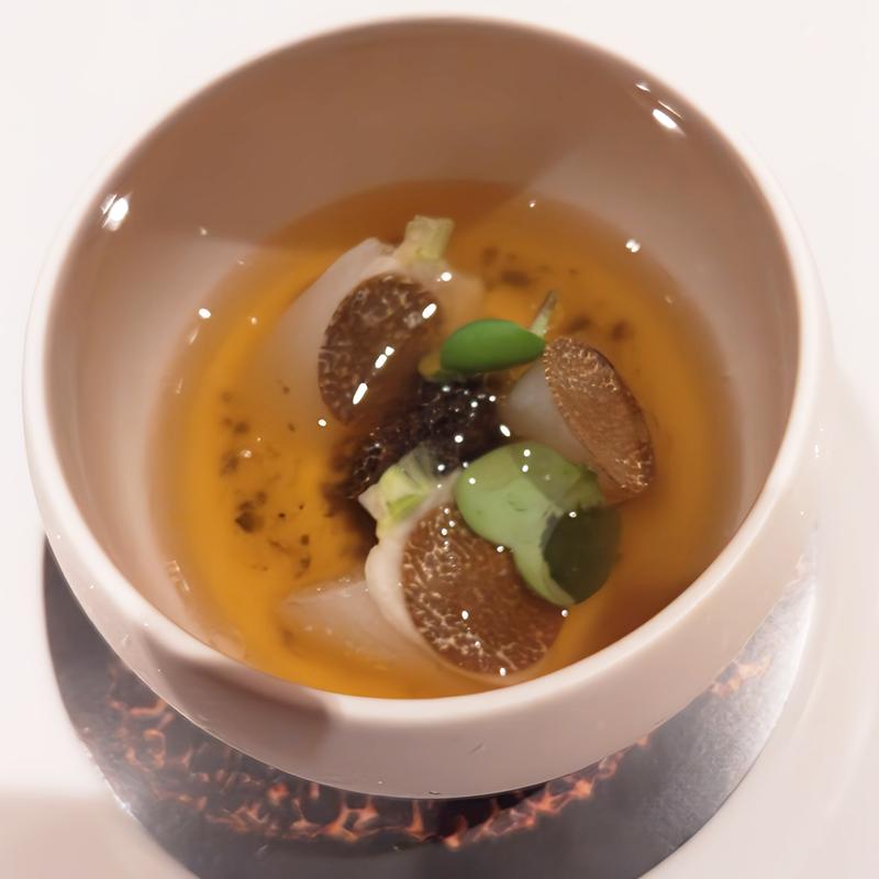 蕪のコンソメとサラワクペッパー  トリュフ  様々な食感で(フランス料理 ラ・ベ La Baie)