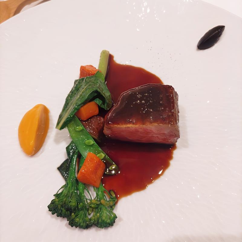 和牛肉のロースト  コーヒーバター赤ワインソース(フランス料理 ラ・ベ La Baie)