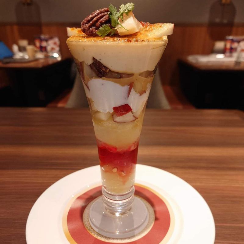 紅玉りんごと塩キャラメルアイスブリュレパフェ(ロイヤルホスト銀座インズ店)
