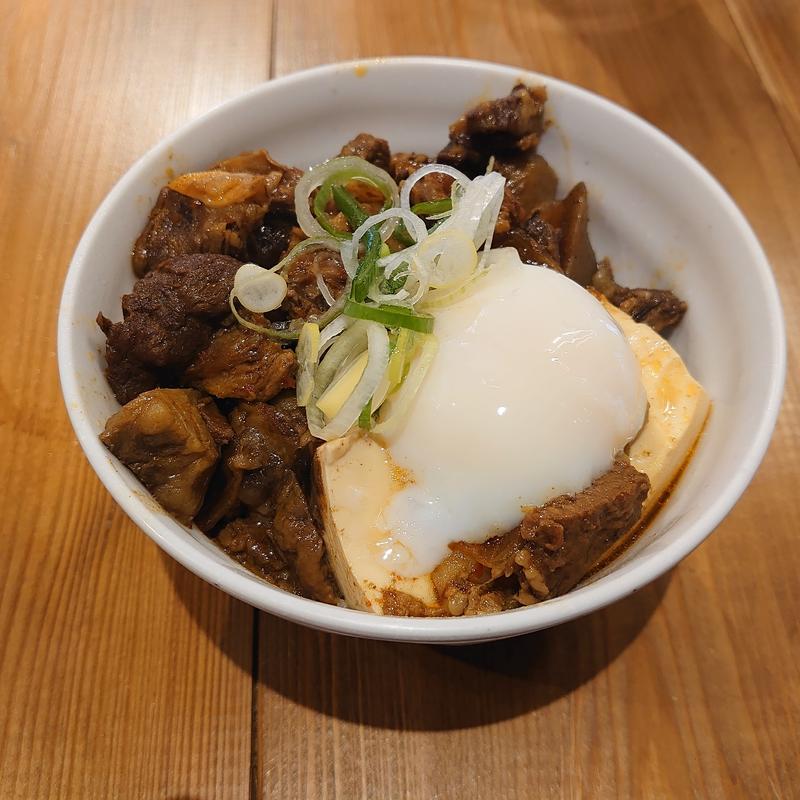 牛すじ肉めし並+とろ卵(煮込み伝次)