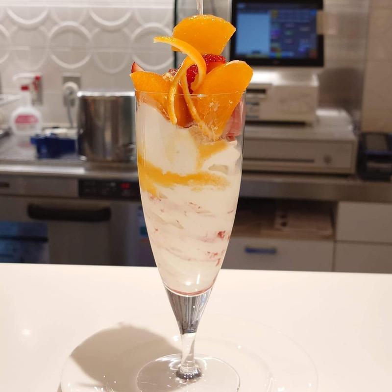 栃木県産とちあいか苺と大分県産ゼリーオレンジサンセレブのパフェ(タカノフルーツパーラー パフェリオ本店)