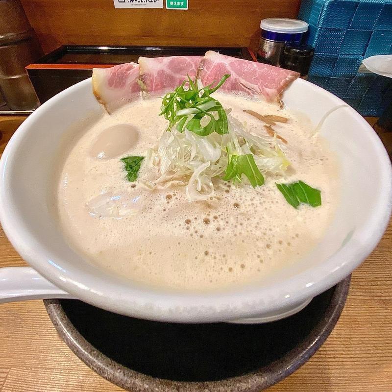 女将に叱られながら作った燻製チャーシューの泡白湯(清麺屋)