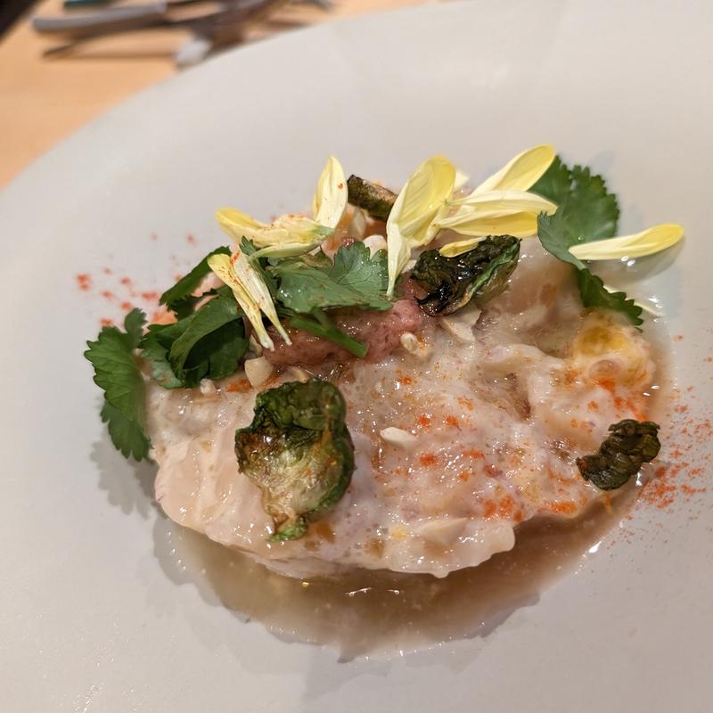 北海道産帆立こタルタル 根セロリのレムラード ビーフストック(BISTRO ELUSIVE)