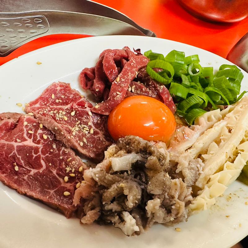 生ホルモンユッケ(豚足ホルモン 小林商店)