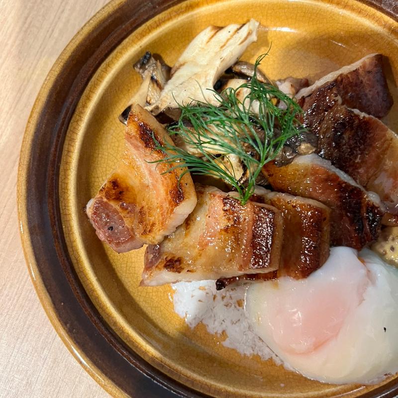 自家製ベーコンのグリルと温卵(地球屋)