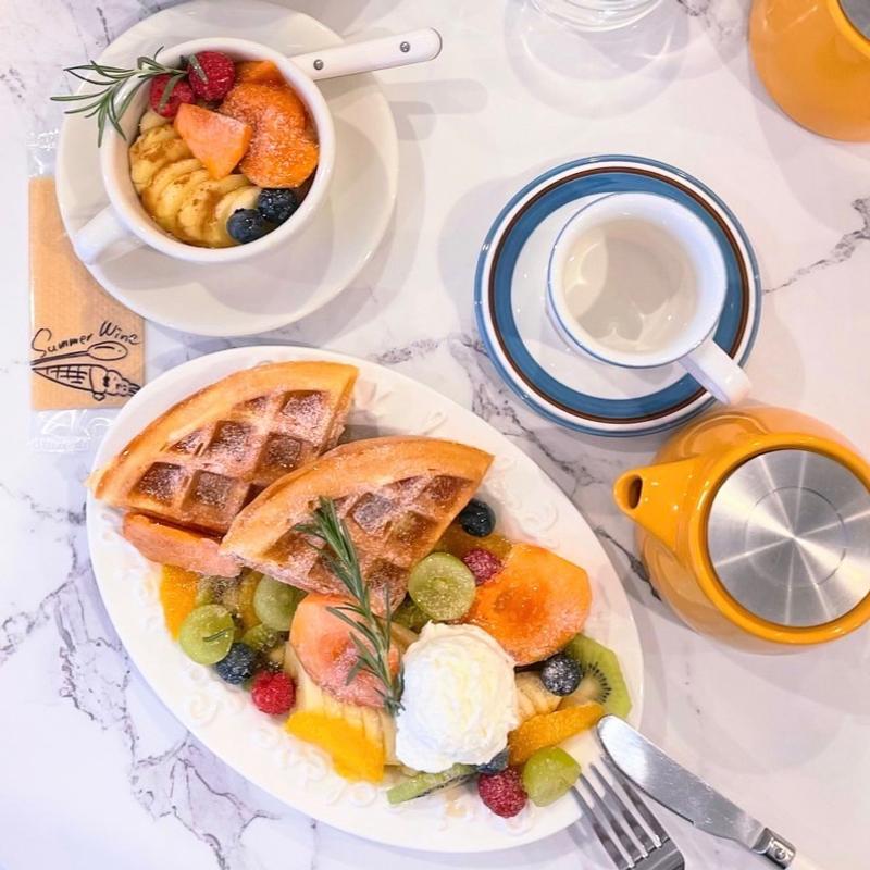 季節のフルーツサラダ生クリームとワッフル(サマーワイン)