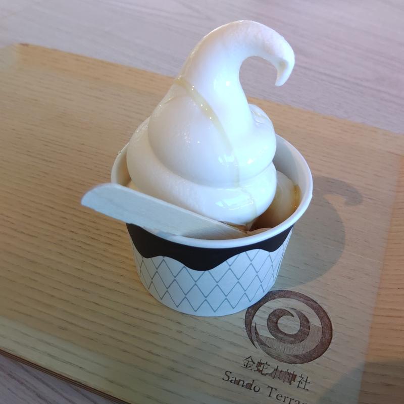 白蛇はちみつソフト(金蛇水神社外苑 SandoTerrace IKoMiKi (サンドウ テラス イコミキ))