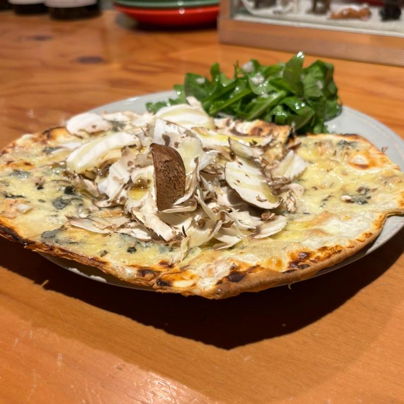 フロムダンベールとブラウンマッシュルームのタルトフランベ(Ata 虎ノ門)