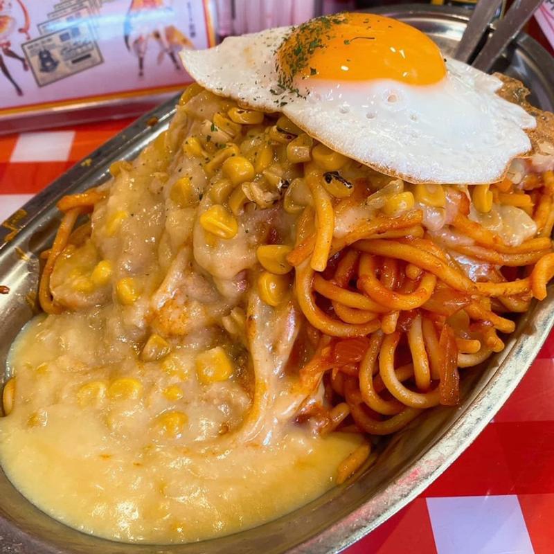 コーンシチューナポ メガ 目玉焼き(スパゲッティーのパンチョ 吉祥寺店)