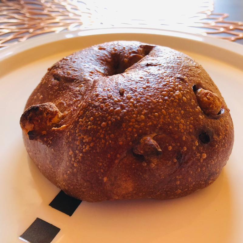 チョコとマカダミアのベーグル(TAK bageri-cafe)