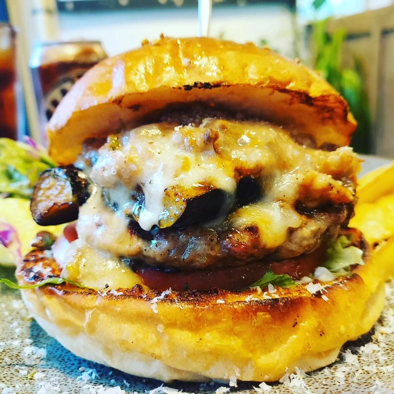 揚げナスとミートソースモッツァレラバーガー(HELLO NEW DAY Hamburger)