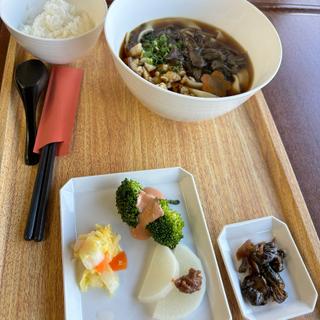 赤城地鶏と舞茸のおきりこみ（醤油味）と季節の副菜3品(美野原食堂)