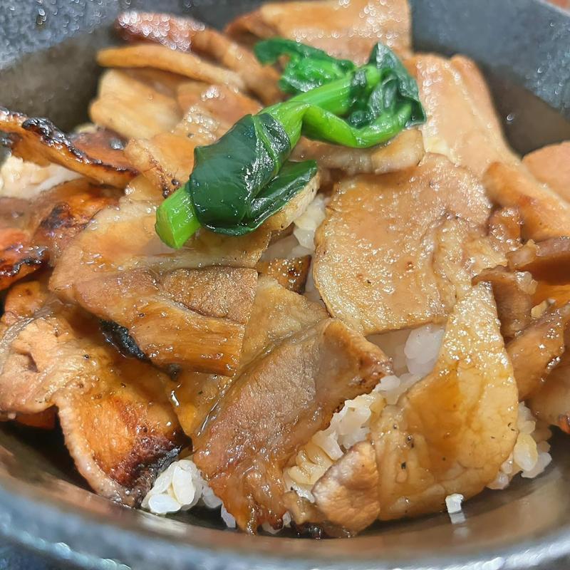 厚切り豚バラ丼(豚めし家 サンプラザ店)