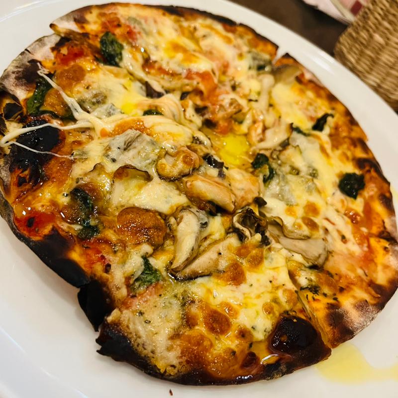 キノコとゴルゴンゾーラのピザ(ビストロ グルナッシュ （B'stro Grenache）)