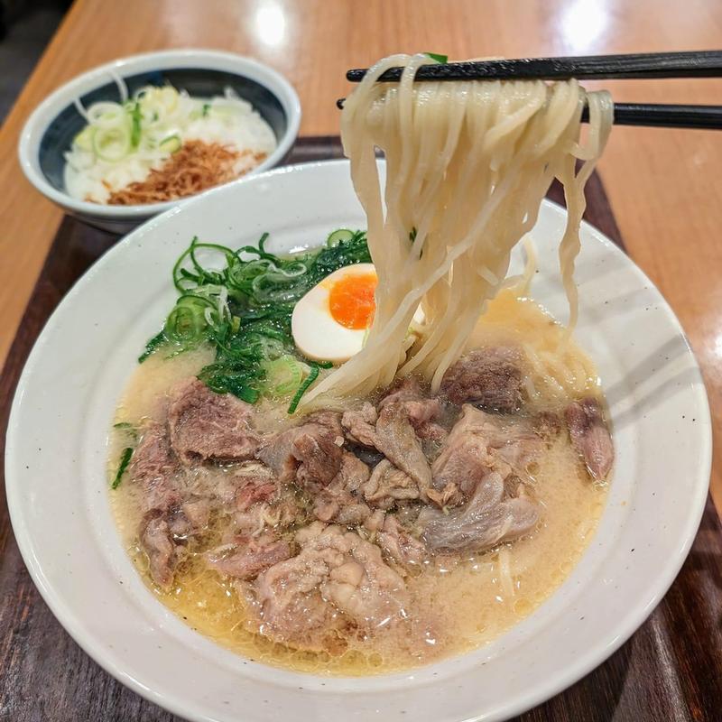 牛すじらーめん 濃厚な白(麺処直久 新橋店)