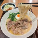 牛すじらーめん 濃厚な白(麺処直久 新橋店)