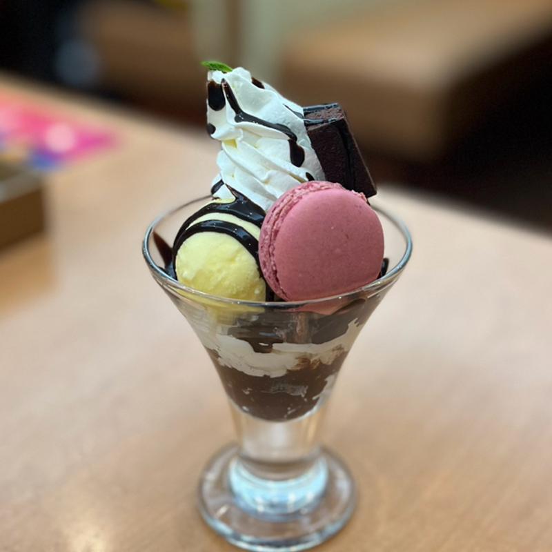 マカロンとチョコレートブラウニーのパフェ(ココス アルプラザ亀岡前店 （COCO’S）)